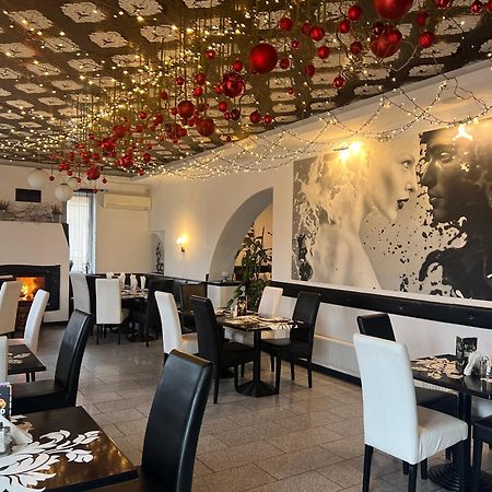 Op-Art Etterem Es Panzio Hotel Monor Luaran gambar