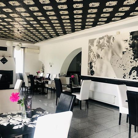 Op-Art Etterem Es Panzio Hotel Monor Luaran gambar