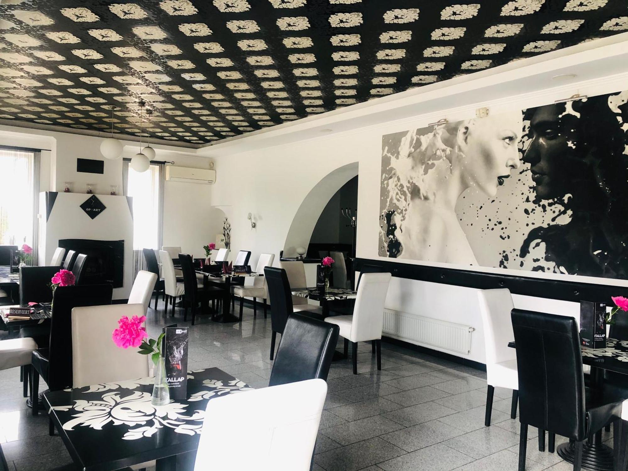 Op-Art Etterem Es Panzio Hotel Monor Luaran gambar