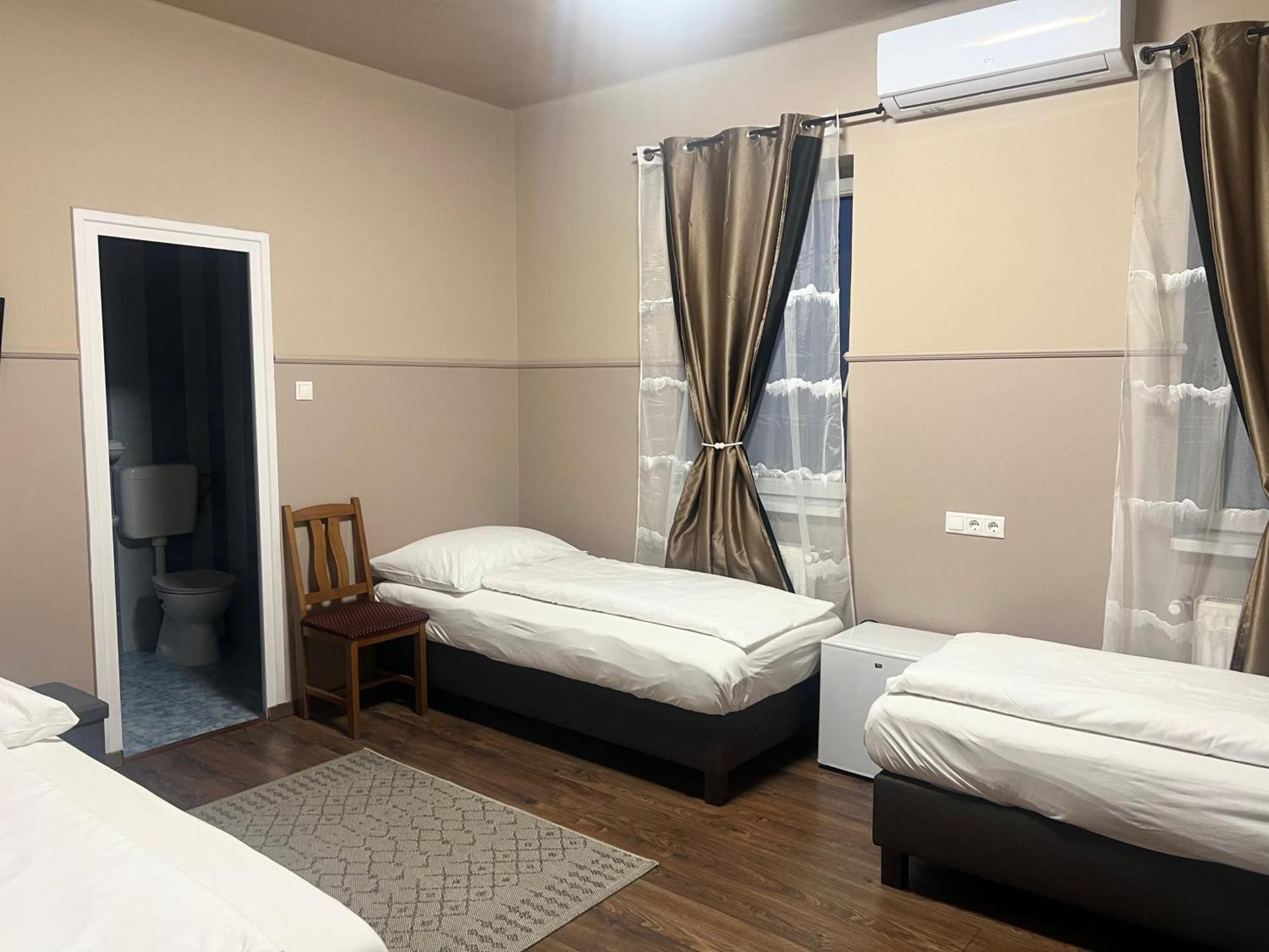 Op-Art Etterem Es Panzio Hotel Monor Luaran gambar