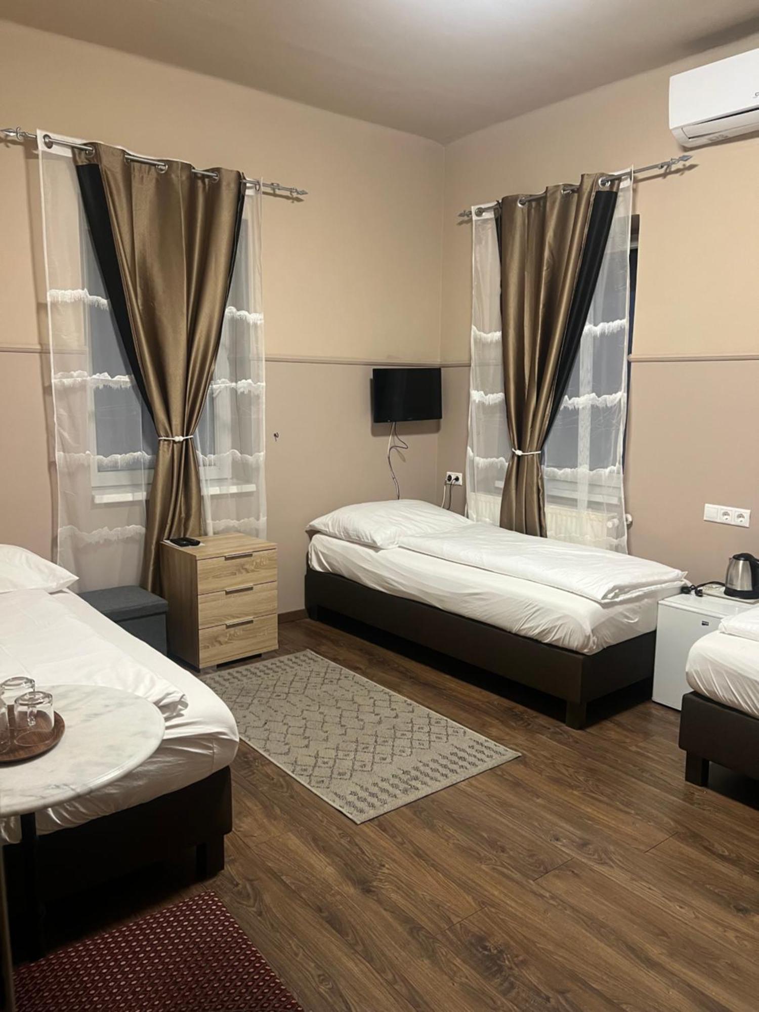 Op-Art Etterem Es Panzio Hotel Monor Luaran gambar