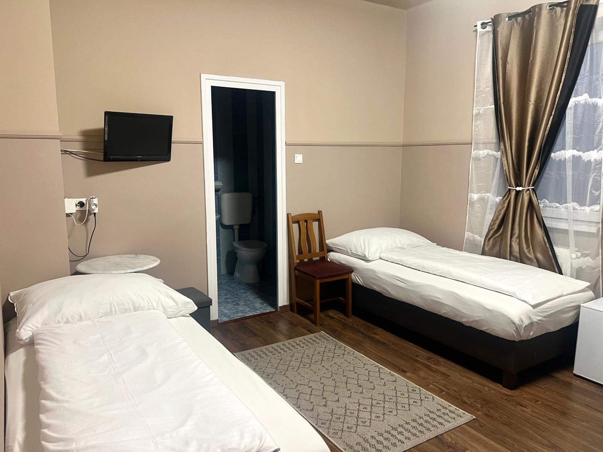 Op-Art Etterem Es Panzio Hotel Monor Luaran gambar