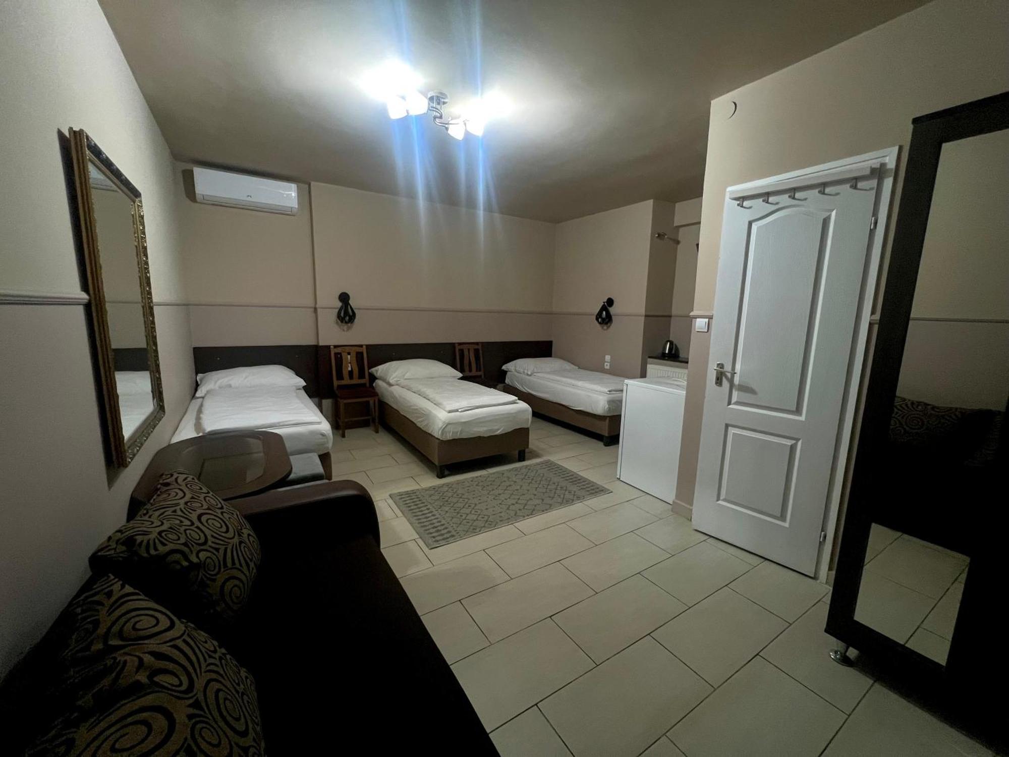 Op-Art Etterem Es Panzio Hotel Monor Luaran gambar