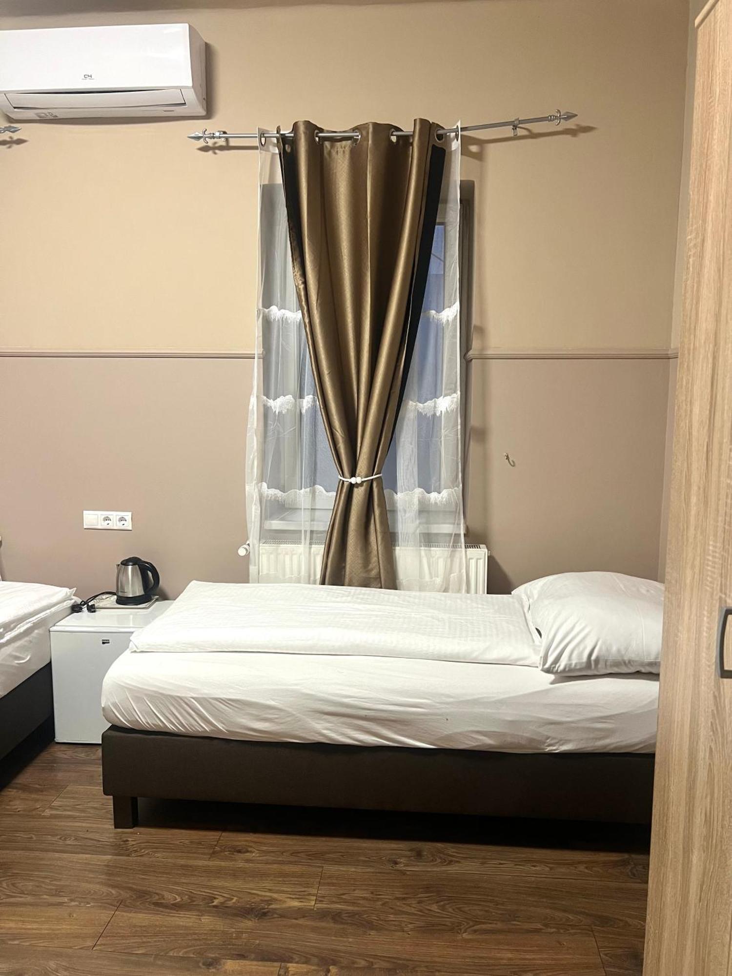 Op-Art Etterem Es Panzio Hotel Monor Luaran gambar